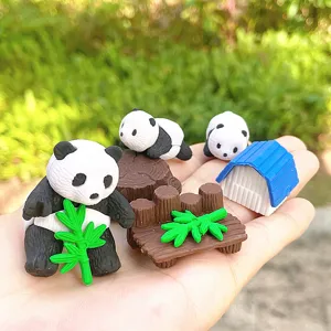 Gros plan détaillé du set de gommes panda mignon avec des accessoires en bambou et souche.