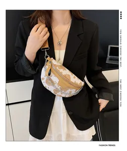 Modische Kuhmuster Brusttasche Detail mit breitem Gurt, Metallkette und schickem Design.