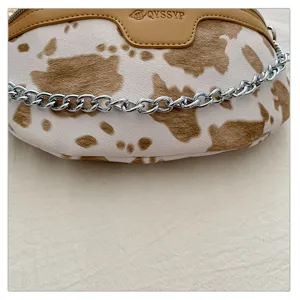 Detailaufnahme der Kuh-Print Brusttasche für Damen mit Silberkette, modische Retro-Umhängetasche.