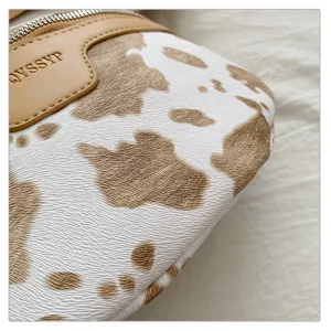 Detailansicht der modischen Kuhmuster Brusttasche Retro Freizeit Umhängetasche Top Qualität
