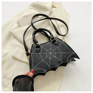Vista detallada del bolso negro de cuero PU en forma de murciélago con costuras de telaraña.