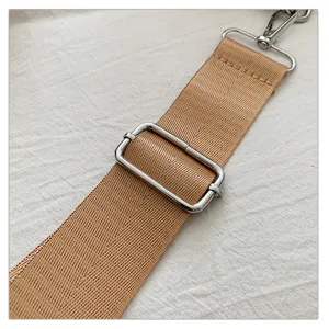 Verstellbarer breiter Ersatz-Taschenriemen mit robuster silberner Metallbeschlag für Taschen.
