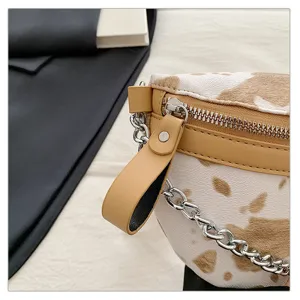 Nahaufnahme der stilvollen Damen Plüsch Brusttasche mit Metallkette und feinem Lederanhänger.