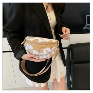 Modische Kuh-Muster Brusttasche für Damen, retro Umhängetasche mit Kette und breitem Schultergurt.