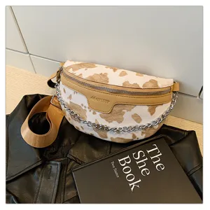 Detailansicht der Kuhmuster Brusttasche mit PU-Leder Textur, Metallkette und breitem Gurt.