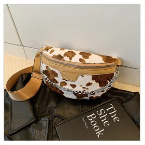 Kuhmuster Brusttasche mit Kettendetail und breitem Gurt, trendige Retro Umhängetasche für Damen.