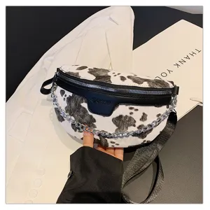 Modische Kuh-Print Brusttasche mit Kette und verstellbarem Riemen für Damen Alltag.