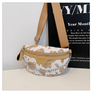 Modische Kuhmuster Brusttasche für Damen, Retro Umhängetasche mit Kette und breitem Gurt.