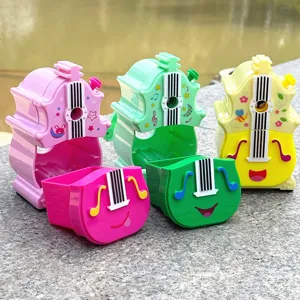 Mignon taille-crayon manuel en forme de guitare avec tiroir à copeaux pour bureau d'enfants.
