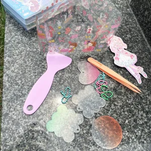 Vista detallada del juego de pegatinas y placas acrílicas de bricolaje para niños.