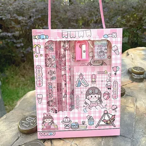 Kinder Schreibwaren Geschenkset Detailansicht, rosa Karomuster Box mit süßen Cartoon Motiven.