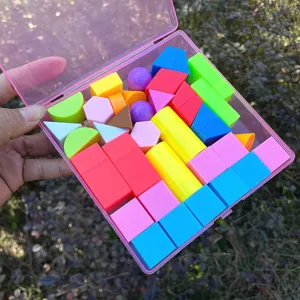 Set di forme geometriche in plastica colorata con scatola trasparente per la matematica.