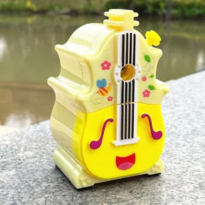 Joli taille-crayon manuel en forme de guitare pour enfants, papeterie créative de bureau.