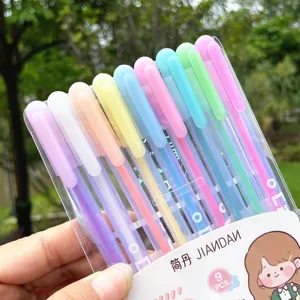 Gros plan sur l'ensemble de 9 surligneurs pastel en étui transparent pour journal.