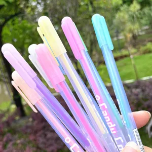 Gros plan détaillé de stylos gel pastel colorés et surligneurs tenus à l'extérieur.
