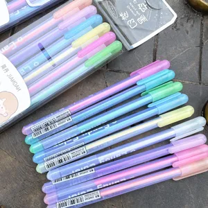 Gros plan sur le set de surligneurs pastel, stylos colores pour papeterie et etudes.