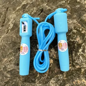 Children blue counting skipping rope featuring mechanical counter and cute bear sticker details.