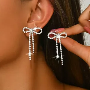 Atemberaubende Strass Schleife Quaste Ohrringe Detail Ansicht, elegantes langes Kristall Design.