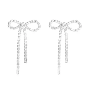 Detailansicht funkelnder Strass-Schleife lange Quasten Ohrringe, filigranes Kristall-Design.