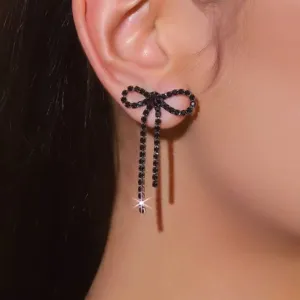Nahaufnahme Detail schwarze Strass Schleife Quaste Ohrringe, glitzernde Kristall Ketten Ohrhänger.