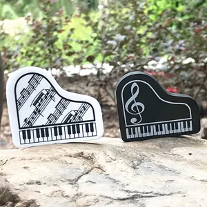 Primo piano dettagliato di gomme a forma di pianoforte creativo con motivi di note musicali.