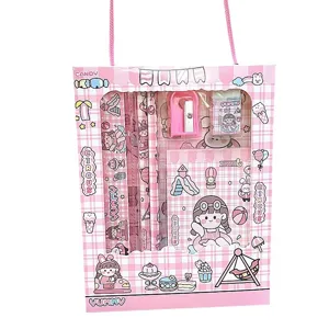 Joli set de papeterie rose mignon avec crayons, taille-crayon et carnet pour cadeau.