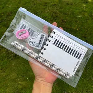 Set de papeterie musicale avec crayon, gomme piano, règle et carnet pour les étudiants.