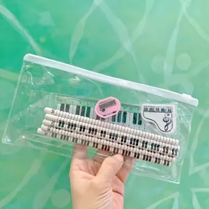 Set di cancelleria musicale creativa con astuccio, matite tasti di piano, righello e gomma.