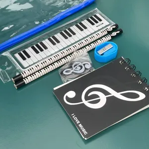 Vue détaillée de la papeterie sur le thème de la musique avec règle et carnet.