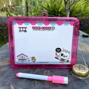 Close-up van een schattig roze whiteboard met stift, cartoonontwerp, schrijfwaren voor kinderen.