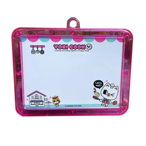 Schattig dubbelzijdig uitwisbaar whiteboard voor kinderen met roze kunststof lijst en keukenontwerp.