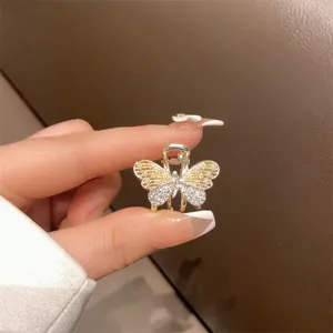 Squisito fermaglio a farfalla dorato con strass scintillanti, perfetto per lo styling quotidiano.