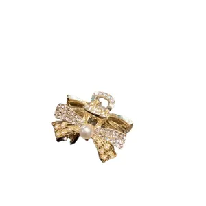 Molla per capelli con fiocco in strass dorati, mini clip di perle squisita per styling quotidiano.