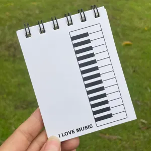 Primo piano del tascabile con tema pianoforte che mostra la rilegatura a spirale e la tastiera.