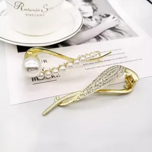 Pinces à cheveux dorées avec perles élégantes et strass étincelants pour un style chic et élégant.
