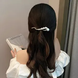Pince à cheveux queue de poisson en perles pour femmes, accessoire élégant pour coiffure chic.