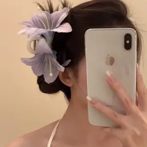 Detail view of the elegant purple lily flower hair claw clip, featuring 3D simulation petals.