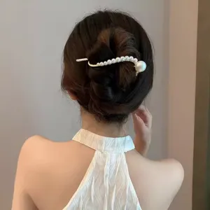 Élégante pince à cheveux queue de poisson en perles pour femme, accessoire chignon chic.