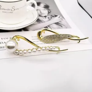 Pinces à cheveux dorées élégantes avec perles et strass scintillants pour femmes chics.