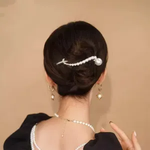 Détail d'épingle à cheveux en perle montrant un coiffage élégant et chic quotidien.