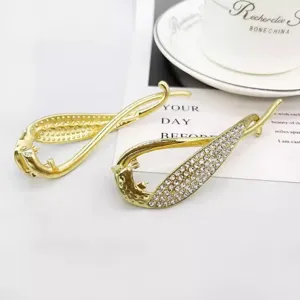 Élégante pince à cheveux dorée en forme de poisson avec strass pour accessoire de coiffure.