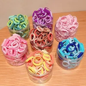 Set di elastici per capelli colorati in barattoli trasparenti, dettagli accessori bimbi.