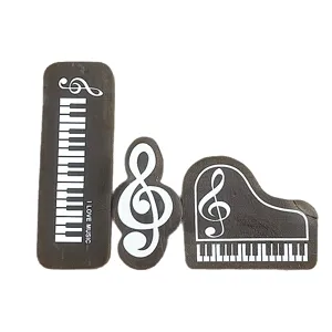 Set de gomas de borrar con diseño musical de teclas de piano, notas y piano de cola.