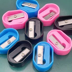 Conjunto de mini sacapuntas manuales ovales coloridos para accesorios de papelería escolar.