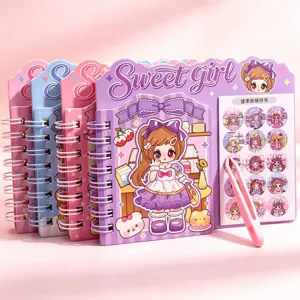 Nahaufnahme Detail des süßen Cartoon Sticker Spiralnotizbuchs mit Pinzette und Aufklebern.
