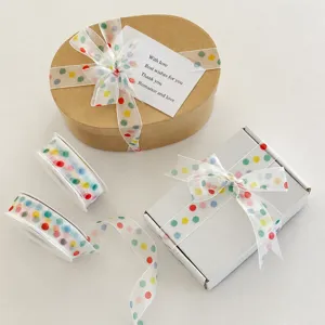 Regenbogen Pünktchen Schleife Geschenkbox Set Detailansicht mit hübschen Schleifen und Karten.