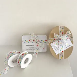 Regenbogen Pünktchen Band Detail, transparente Schleife für Geschenkverpackung, frisch.