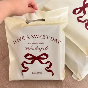 Primo piano di una borsa di spedizione spessa e impermeabile con stampa a fiocco ed elegante.