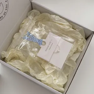 Vue détaillée de papier de soie jaune laiteux, papier d'emballage cadeau froissé pour fleurs.