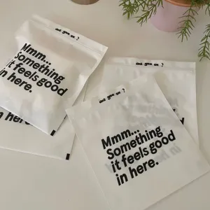 Borsa di stoccaggio con chiusura lampo e stampa di lettere per snack e piccoli oggetti.